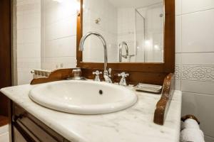 A bathroom at LA FINESTRA SUL BORGO Dimora Storica