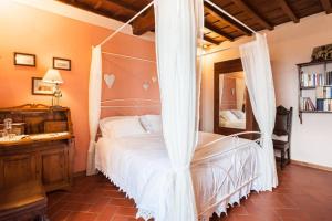 A bed or beds in a room at LA FINESTRA SUL BORGO Dimora Storica