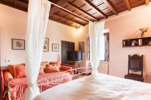 A television and/or entertainment centre at LA FINESTRA SUL BORGO Dimora Storica