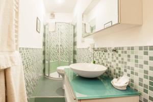 A bathroom at LA FINESTRA SUL BORGO Dimora Storica