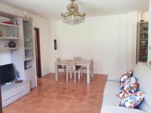 Ruang duduk di EUR Charme Apt&GARDEN