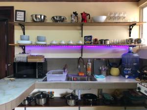 una cucina con lavandino e scaffali con stoviglie di Penthouse with a rooftop 2 bedroom 1 bath a Baños