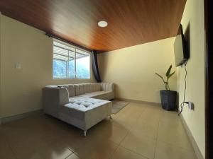 un soggiorno con un divano e una finestra di Penthouse with a rooftop 2 bedroom 1 bath a Baños Altre 10 foto