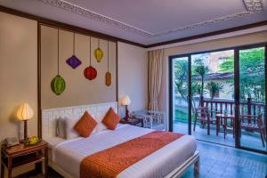 מיטה או מיטות בחדר ב-Cozy Hoian Villas Boutique Hotel