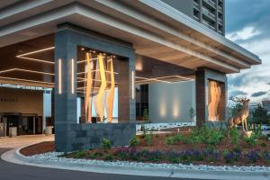 グリーンウッドビレッジにあるDenver Marriott Tech Centerのキリン像が前に建つ建物