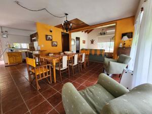 un salon et une salle à manger avec une table et des chaises dans l'établissement Casa quinta en Brandsen, à Brandsen