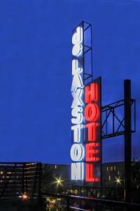 ジョグジャカルタにあるDe Laxston Hotel Yogyakarta, Azana Hotels Collectionの夜の大看板