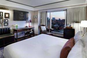 Postel nebo postele na pokoji v ubytování The Liberty, a Luxury Collection Hotel, Boston