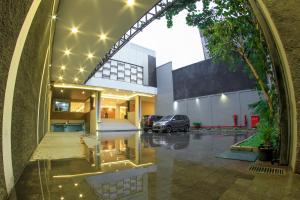 ジョグジャカルタにあるDe Laxston Hotel Yogyakarta, Azana Hotels Collectionの車庫入口