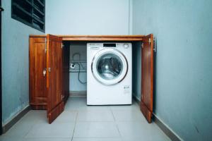 a washer and dryer in a small room at maison 3 pièces tranquille à Calavi in Ouékè-Zoumè
