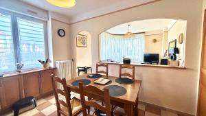 a kitchen and dining room with a table and chairs at Nid moderne à Longwy et près des grands axes in Longwy