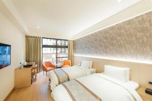 太平區的住宿－賀緹酒店，酒店客房设有两张床和电视。