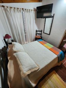 une chambre avec un lit avec une télévision au mur dans l'établissement Casa quinta en Brandsen, à Brandsen 15 autres photos