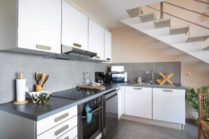 Kuchyň nebo kuchyňský kout v ubytování Sur la plage de Grand Case - Entièrement rénové - 2ch duplex - 6p + 30 fotografií