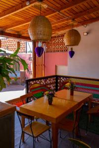 un comedor con 2 mesas, sillas y lámparas en Hotel El Andariego, en Oaxaca City