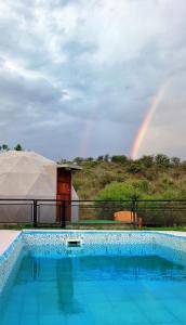 Mirando el Valle في بوتريرو دي لوس فونيس: حمام سباحة مع قوس قزح في الخلفية +4 صور