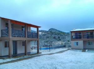 Mirando el Valle في بوتريرو دي لوس فونيس: مبنى امامه مسبح