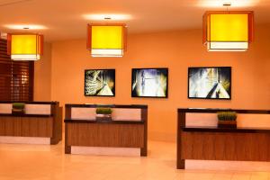 TV a/nebo společenská místnost v ubytování Detroit Marriott Troy