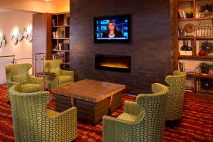 TV a/nebo společenská místnost v ubytování Detroit Marriott Troy