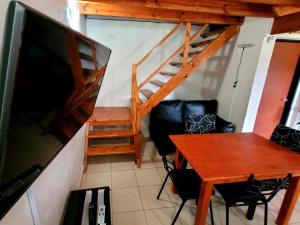 Mirando el Valle في بوتريرو دي لوس فونيس: غرفة معيشة مع درج خشبي وطاولة
