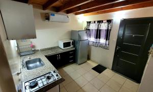 Mirando el Valle في بوتريرو دي لوس فونيس: مطبخ صغير مع ثلاجة وميكروويف