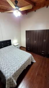 Mirando el Valle في بوتريرو دي لوس فونيس: غرفة نوم بسرير وأرضيات خشبية وسقف