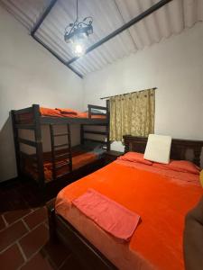 - une chambre avec 2 lits superposés et un ordinateur portable dans l'établissement La Martina Campestre, à Sutamarchán