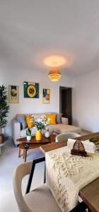 un soggiorno con un divano e un tavolo di P, C, Tropical Dream,1 Hab,1 Baño, Balcon, Piscina, WiFi Alta Velocidad Gratis a Punta Cana
