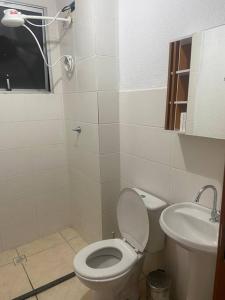 ein Badezimmer mit Toilette und Waschbecken in der Unterkunft Apto aconchegante a 3km da orla in Lagoa Santa