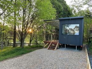 BurradooBantry Tiny Home的小棚子,配有木桌和长凳