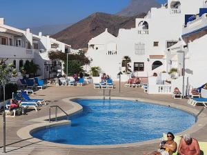 アロナにあるApartment Jasmine Los Cristianos, heated poolの集団