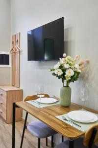 Televízia a/alebo spoločenská miestnosť v ubytovaní NAVI Residence Erzsebet