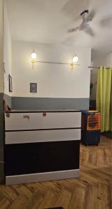Postel nebo postele na pokoji v ubytování A.K Residency