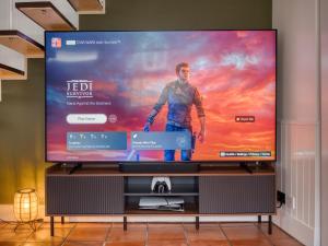 TV a/nebo společenská místnost v ubytování London Holland Park - games room & parking