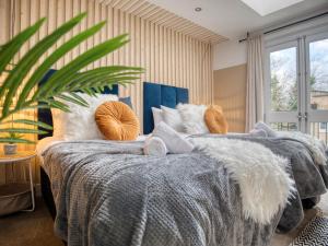 Postel nebo postele na pokoji v ubytování London Holland Park - games room & parking