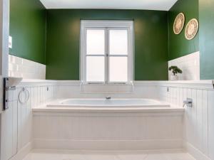 Koupelna v ubytování London Holland Park - games room & parking