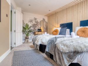 Postel nebo postele na pokoji v ubytování London Holland Park - games room & parking + 28 fotografií