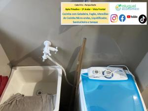 eine Badewanne mit einem Schlauch, der mit einem Waschbecken verbunden ist in der Unterkunft Cabo Frio - Parque Burle - Aluguel Econômico in Cabo Frio + 53 Fotos