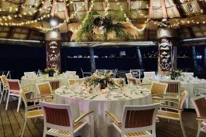 una sala banchetti con tavoli e sedie bianchi e luci di Le Méridien Nouméa Resort & Spa a Noumea Altre 37 foto