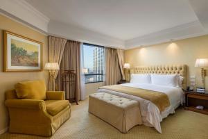 ブエノスアイレスにあるPark Tower, A Luxury Collection Hotel, Buenos Airesの大きなベッドと椅子のあるホテルの部屋 +67枚の写真