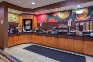 a fast food restaurant with a counter with food at Fairfield Inn & Suites Kodak in Kodak +9 photos