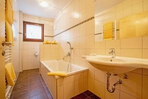 Koupelna v ubytování Haus Stampfer + 27 fotografií