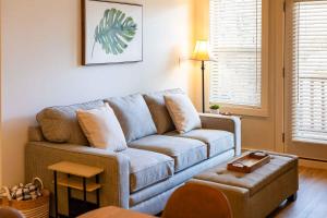 Silver Rock Condominiums by Fernie Central Reservations في فيرني: غرفة معيشة بها أريكة وطاولة