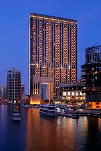 um grande edifício numa cidade com barcos na água em JW Marriott Hotel Marina no Dubai