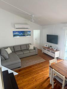 Μια τηλεόραση ή/και κέντρο ψυχαγωγίας στο K'Gari House Eurong