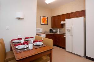 Η κουζίνα ή μικρή κουζίνα στο Residence Inn Boise West