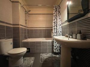 ein Badezimmer mit Toilette, Waschbecken und Badewanne in der Unterkunft Heart of Marrakech in Marrakesch + 26 Fotos