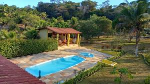 een zwembad in de achtertuin van een huis bij Sitio damasio. Casas em Arraial d'Ajuda in Arraial d'Ajuda