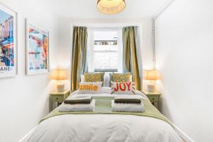 Postel nebo postele na pokoji v ubytování Central Brighton - FREE Parking - Sleeps 5