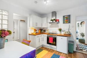 Kuchyň nebo kuchyňský kout v ubytování Central Brighton - FREE Parking - Sleeps 5